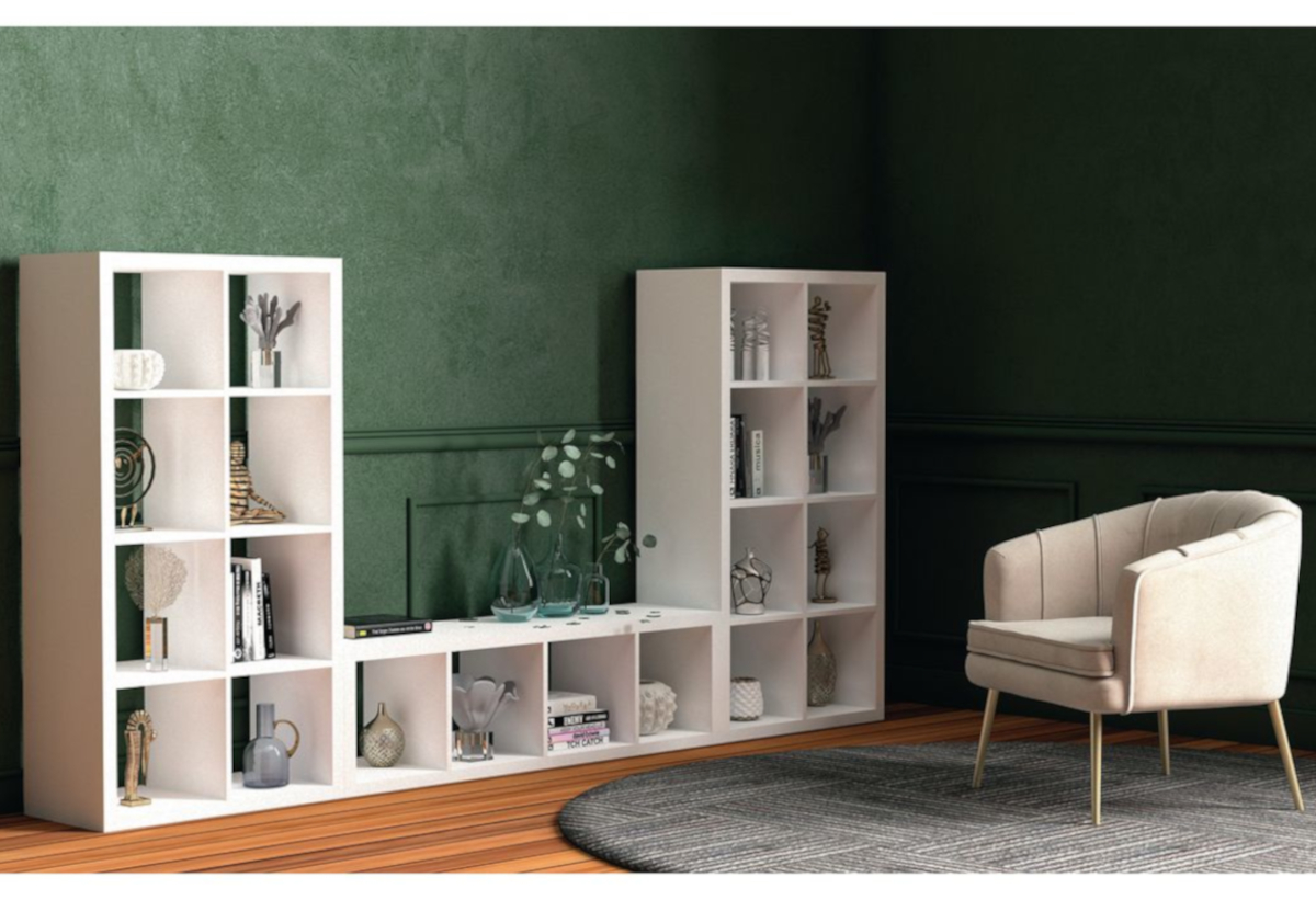 Απεικονίζεται η βιβλιοθήκη σε ένα καθιστικό.